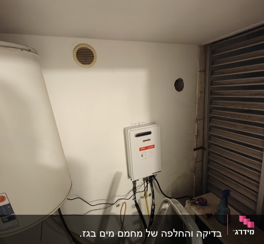 מערכת חימום מים עם צינורות וכלים טכניים
